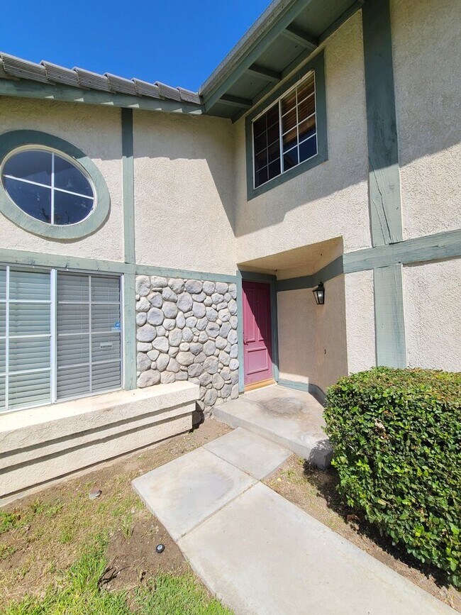 Building Photo - Two-Story 4-Bedroom Home in San Bernardino!