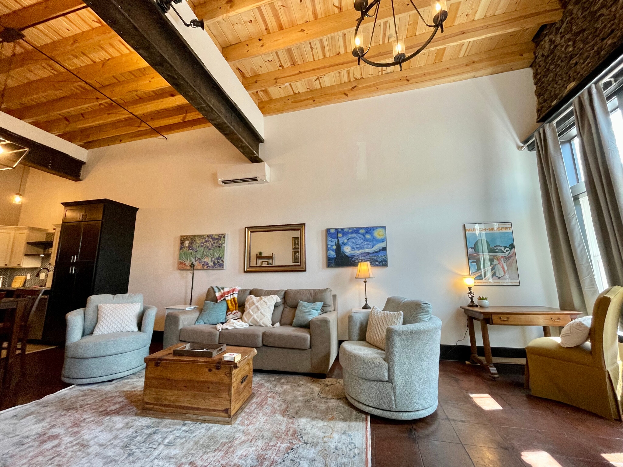 Living room with high ceilings - 713 S. Baker St.