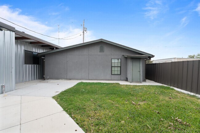 Building Photo - 115 Gyna Dr