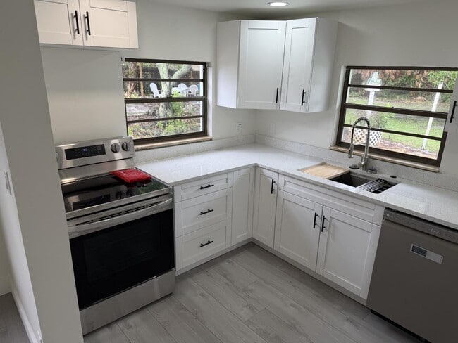 Building Photo - 539 Sunset Blvd