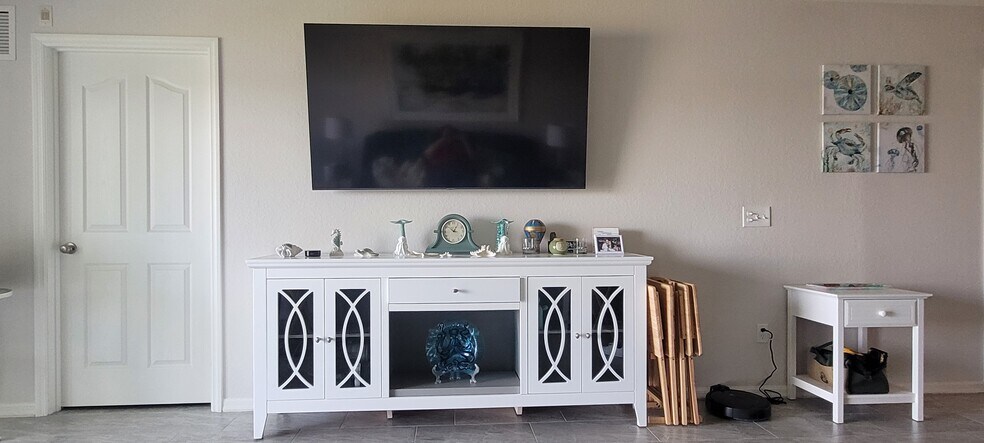 Living room tv - 1457 San Cristobal Ave