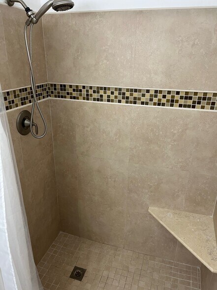 Spacious shower with bench - 117 E St SE