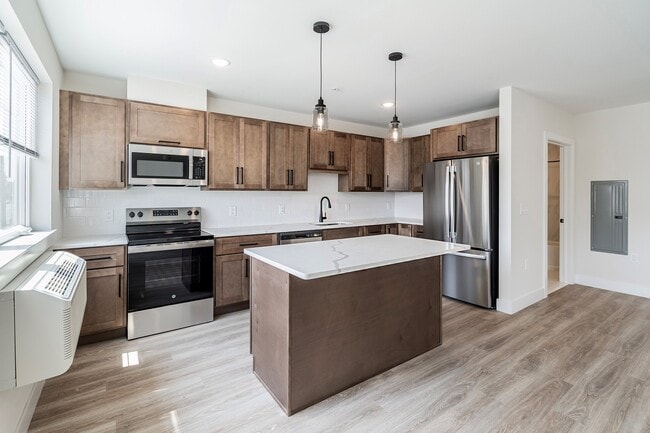 The Easton - Kitchen - 275 Livingston