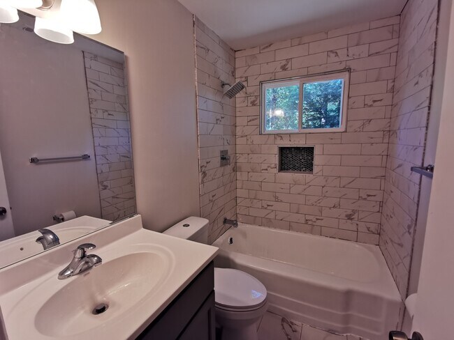 Bathroom - 514 Porter St