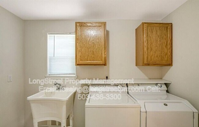 Building Photo - 332 NE Carmen Pl