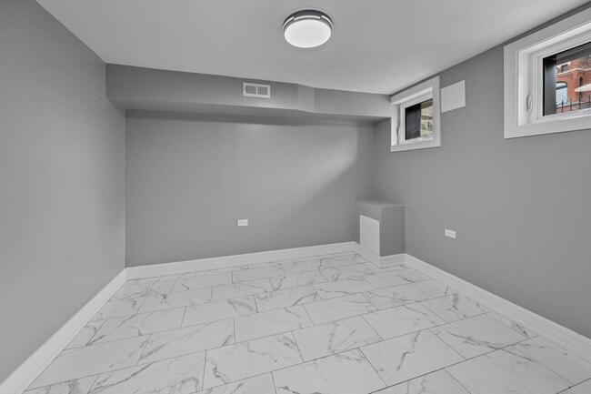 Building Photo - 2816 W Warren Blvd