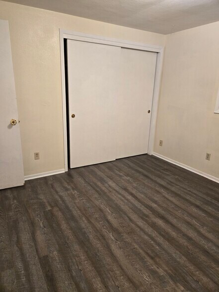 Building Photo - 513 N Oak Ave