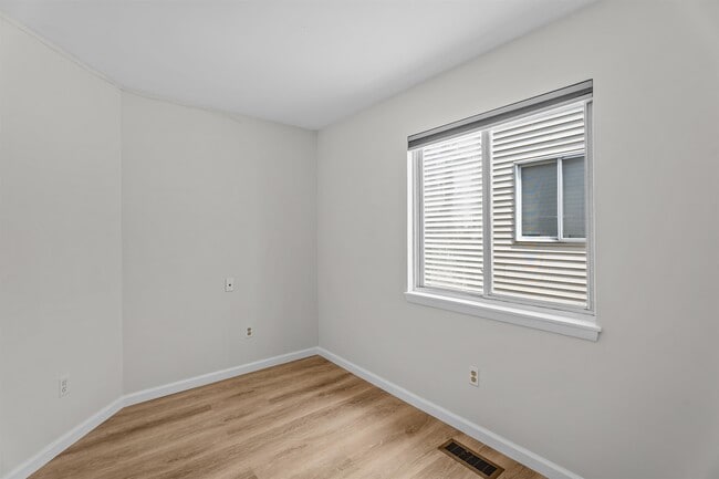Building Photo - 336 Winfield Ave