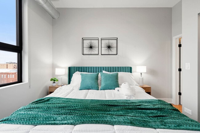 Building Photo - 6044 N Winthrop Ave