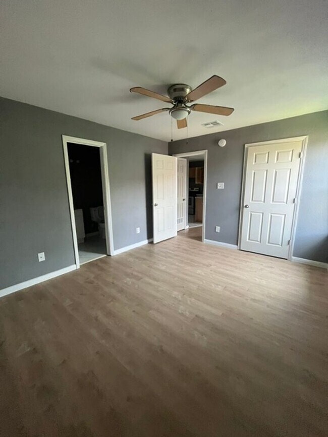 Building Photo - 3303 Toledo Dr