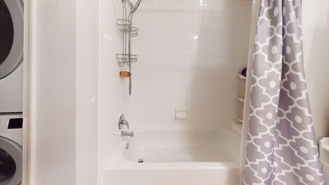Building Photo - Top Floor Spacious One Bedroom W/Washer & ...