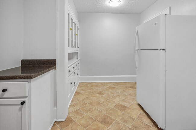 Kitchen - 1858 Lyle Ave