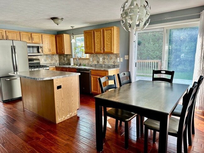 Building Photo - Like New 3BR, 1.5 bathroom Colonial For Rent
