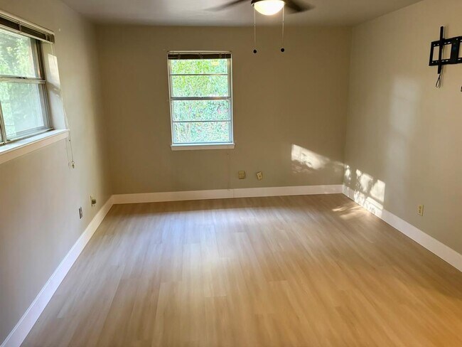 Building Photo - 11401 Indianhead Dr