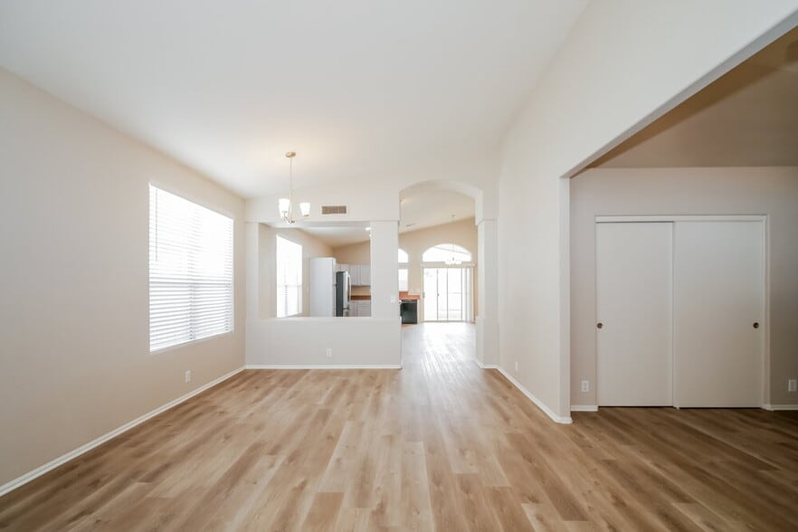 Building Photo - 1069 W Glenmere Dr