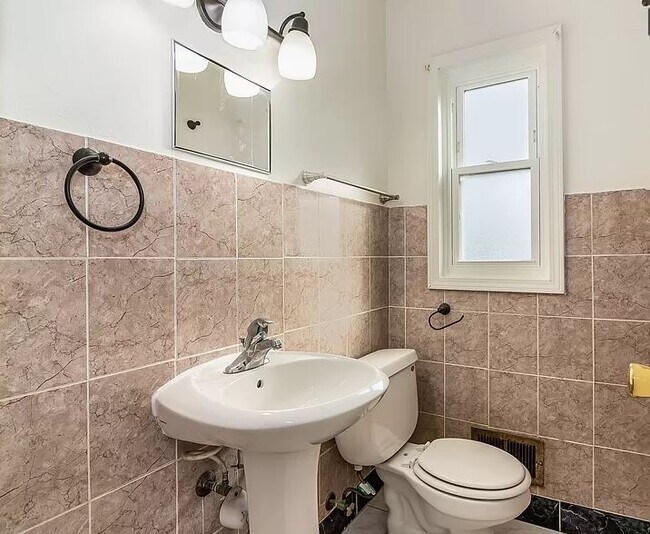 Building Photo - 615 Maple Ct