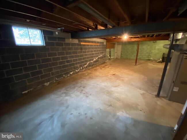 Building Photo - 219 Bells Hill Rd