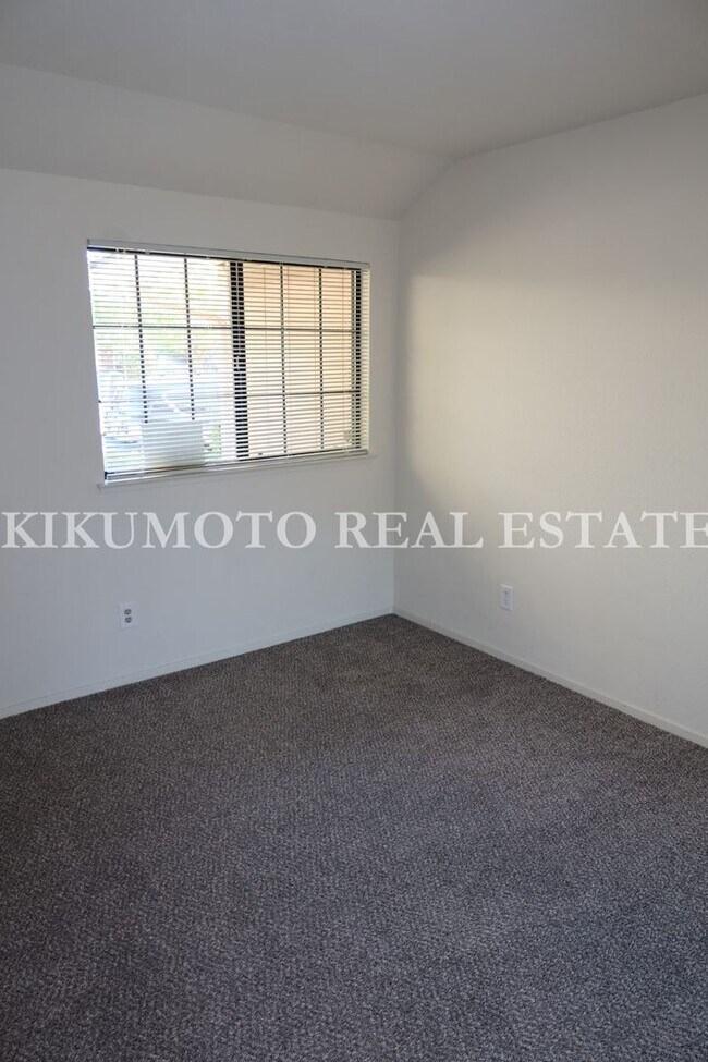 Building Photo - Pocket 3 Bedroom, 2 Bath Half-plex