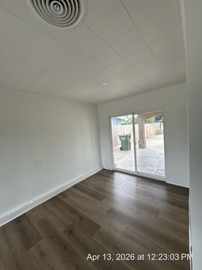 Building Photo - Dinuba Home! Available Now !