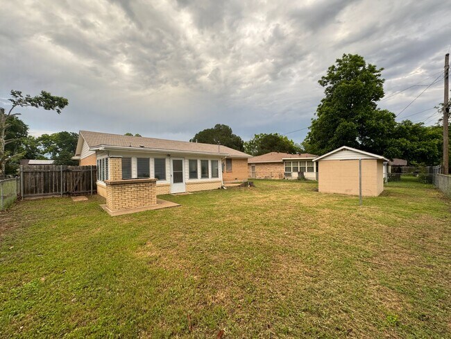 Building Photo - 2318 Mary Ln