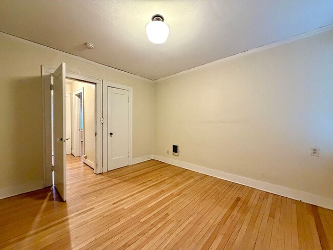 Building Photo - Cozy Buckman Charmer~ Quick Access to Big City Amenities~ Onsite Laundry~ Fur Babies Welcome!