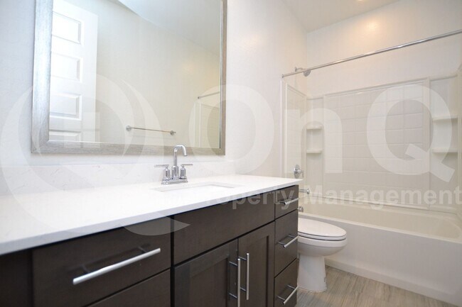 Building Photo - 9213 W Glenrosa Ave