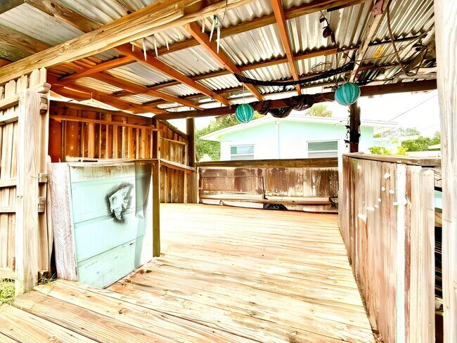 Building Photo - Bright & cozy 2bedroom 1bath home with out...