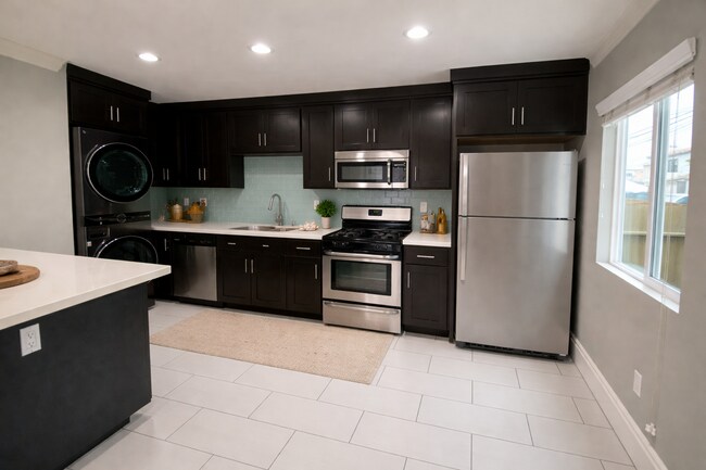 Building Photo - AC! In Unit Washer & Dryer! Reserved Onsite Parking! Downstairs Home!