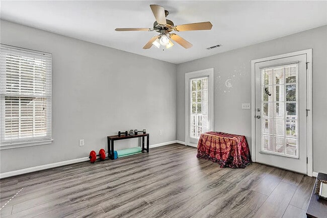 Building Photo - 4 Bedroom 2.5 Bathroom