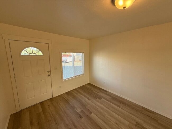 Building Photo - 3357 Portland Rd NE