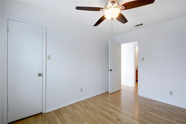 Building Photo - 6102 Parkwood Dr