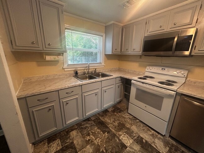 Building Photo - 461 Sweetwater Cir