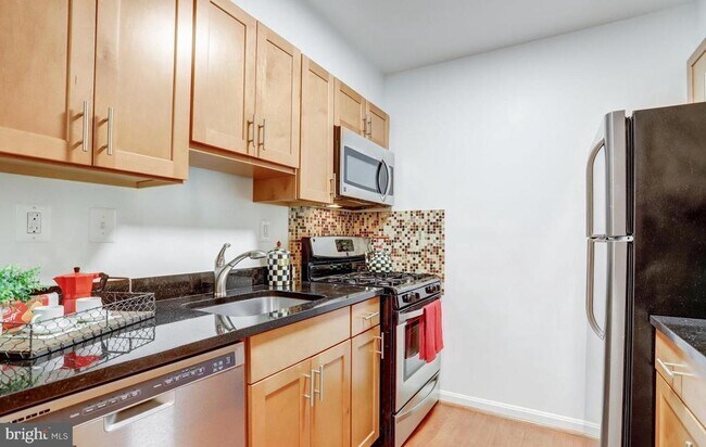 Building Photo - 5912 Cove Landing Rd