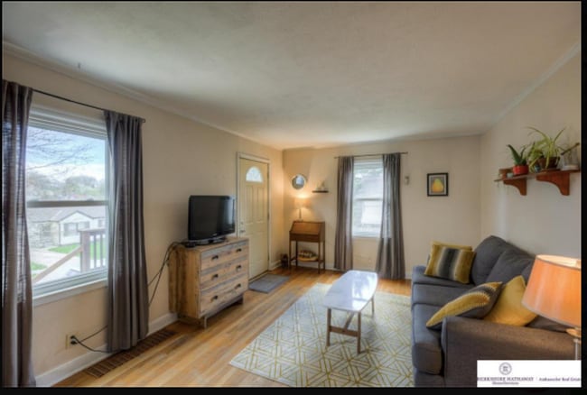 Building Photo - Charming 2 Bedroom Near Blackstone!!