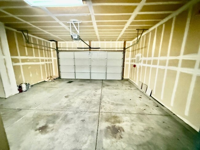 Building Photo - 3 bed plus den patio home