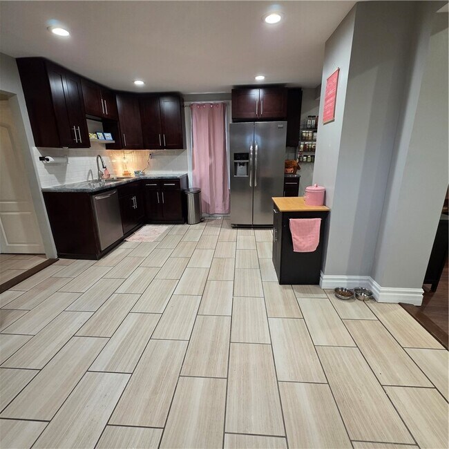 Building Photo - 149 Adam St