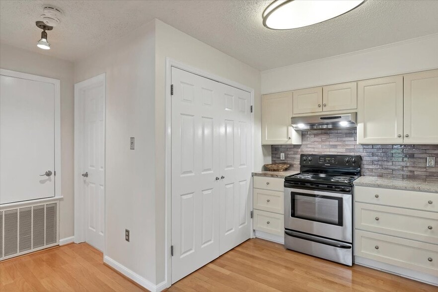Kitchen with lots of storage - 10 Pinehurst Manor Dr