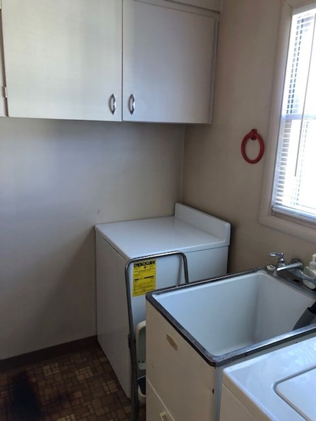 Building Photo - SINGLE LEVEL, 3 BEDROOM HOME WITH DETACHED...