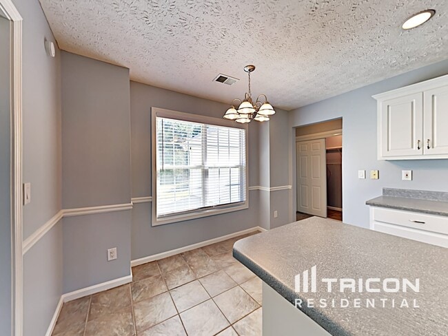 Building Photo - 2051 Meadowglen Ln