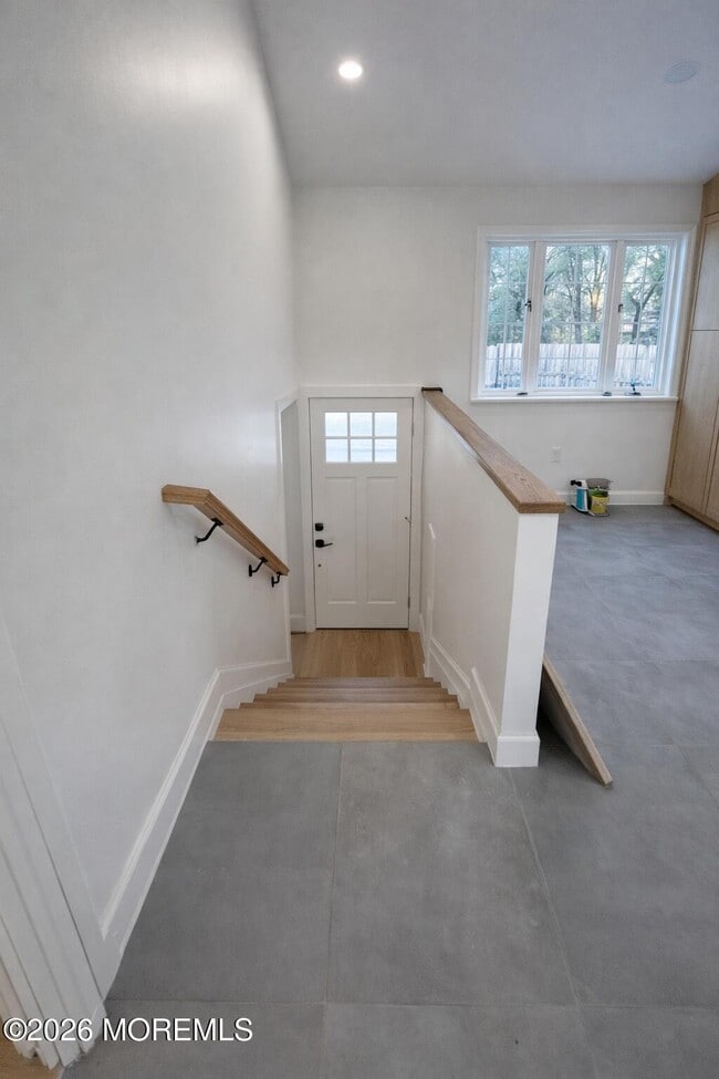 Building Photo - 20 Roslyn Dr