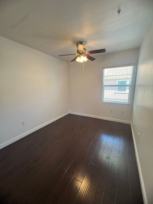 Building Photo - Spacious 2 Story Condo In Westlake Villas