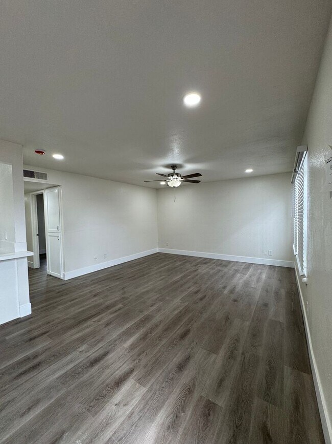 Building Photo - Downstairs 2 bed, 1 bath newly remolded unit rent ready!!