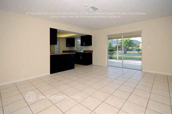 Building Photo - 1132 Essex Dr