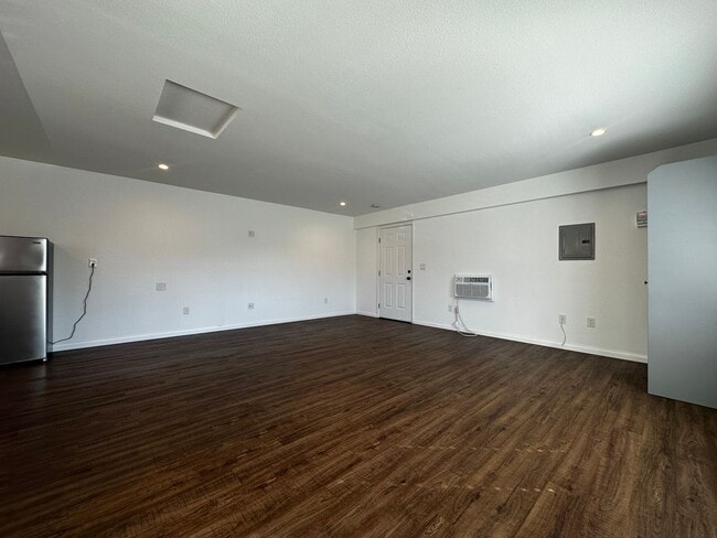 Building Photo - Move-In Special - Charming studio in San M...