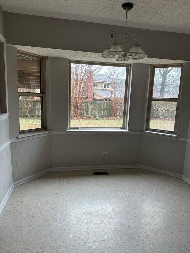 Building Photo - 6722 E 75th St S