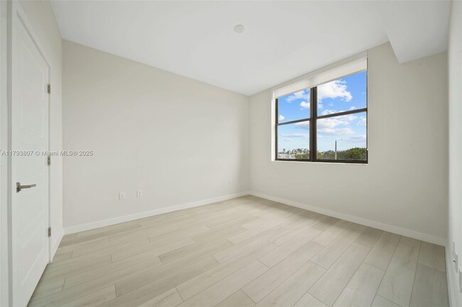 Building Photo - 555 NE 8th St