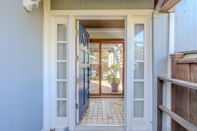 Building Photo - 1448 Sunshine Valley Rd