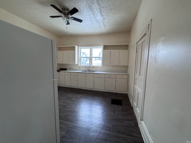 Building Photo - 614 W Charles St