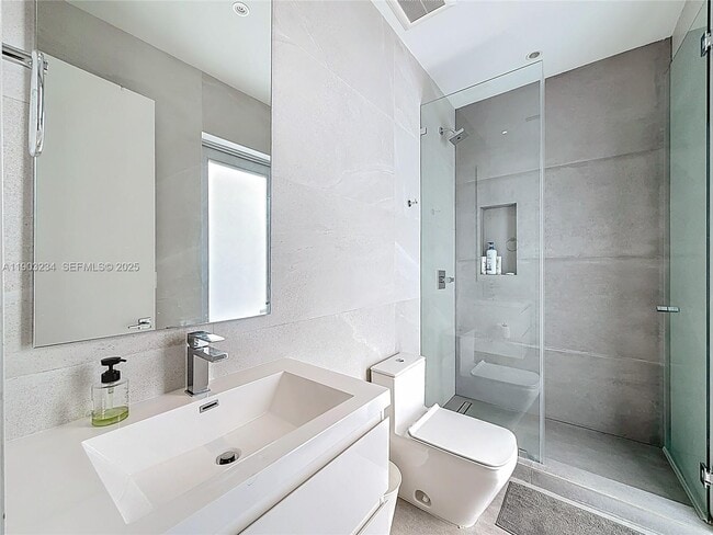 Building Photo - 561 Warren Ln