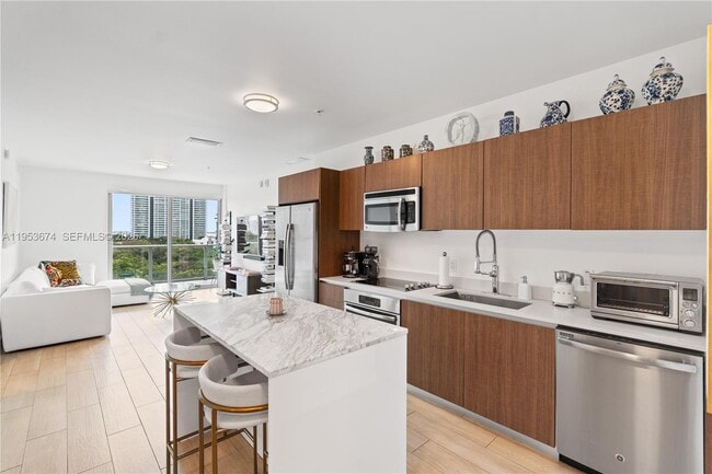 Building Photo - 1600 SW 1st Ave